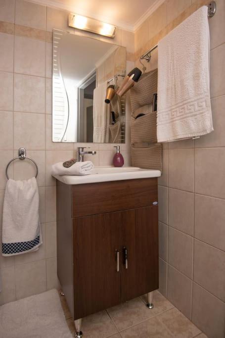 Lovely,Central, Spacious 2-Bedrooms Apartment Пирея Екстериор снимка