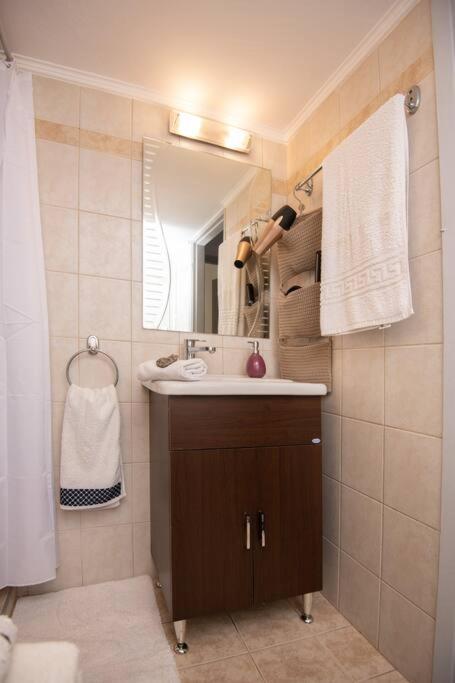 Lovely,Central, Spacious 2-Bedrooms Apartment Пирея Екстериор снимка