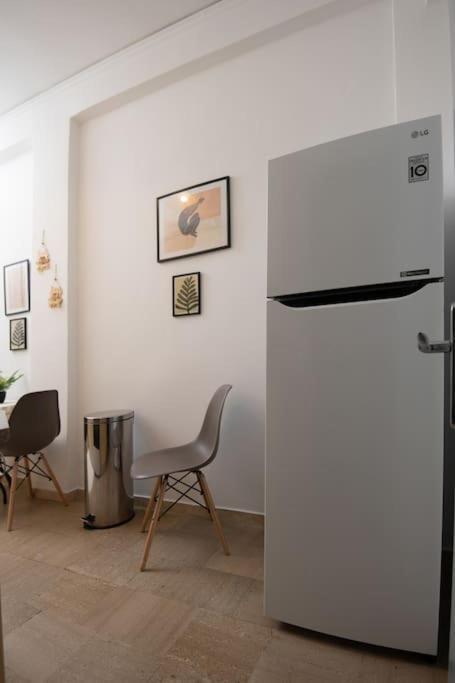 Lovely,Central, Spacious 2-Bedrooms Apartment Пирея Екстериор снимка