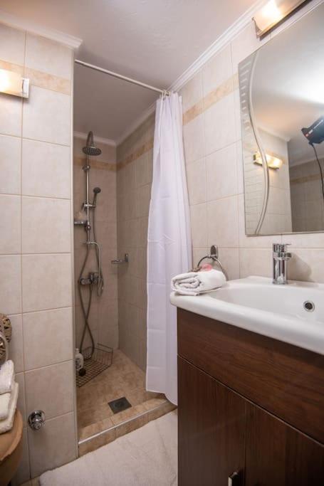 Lovely,Central, Spacious 2-Bedrooms Apartment Пирея Екстериор снимка
